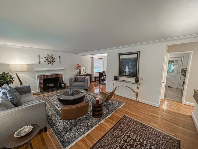 Building Photo - Sunny and Bright 4 Bedroom 3 Bath 2 Level ...
