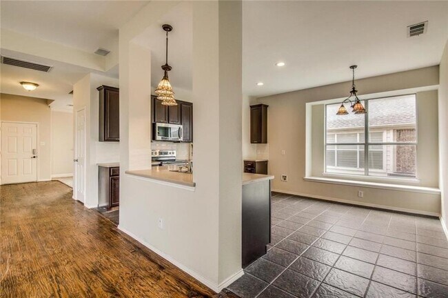 Building Photo - 13553 Valley Mills Dr