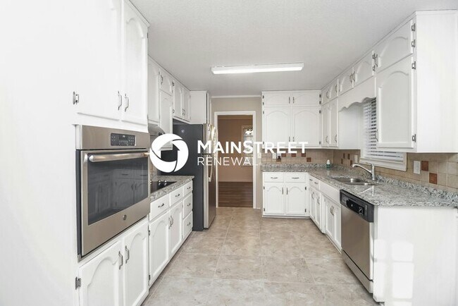 Building Photo - 5 Bedroom Pet-Friendly Home in Birmingham, AL with Main Street Renewal