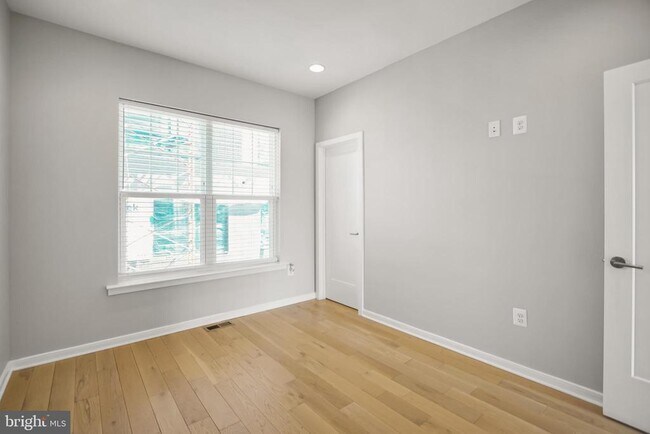 Building Photo - 621 Parkside Pl NE