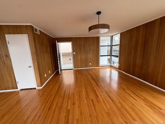 Building Photo - Charming Meets Modern – Renovated 2 Bed / ...