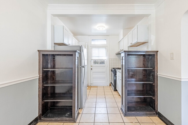 Building Photo - 2453 W 56th St