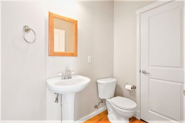 Building Photo - Absolutely Charming 3-Bed 2.5-Bath Home with One Car Garage!