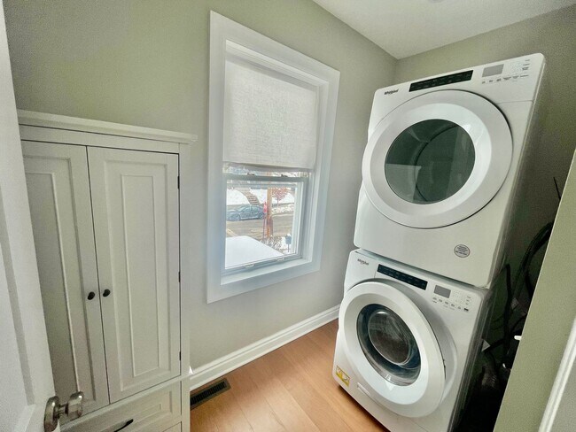 Building Photo - 4 bed 3.5 Bath- Sewickley