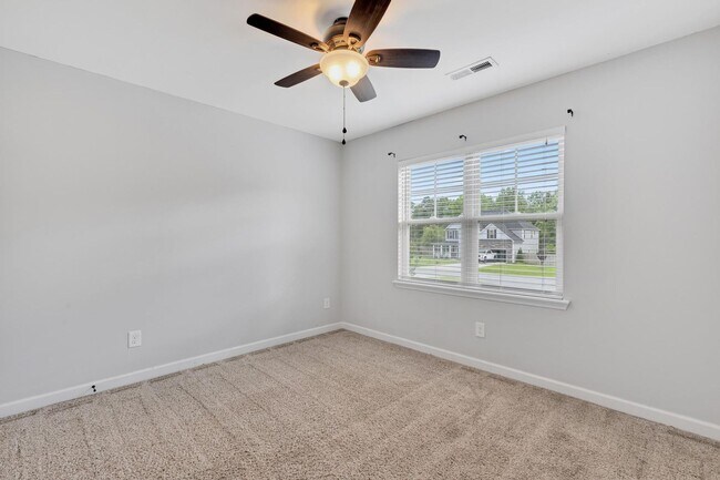 Building Photo - Bridgeport Home with Community Pool!