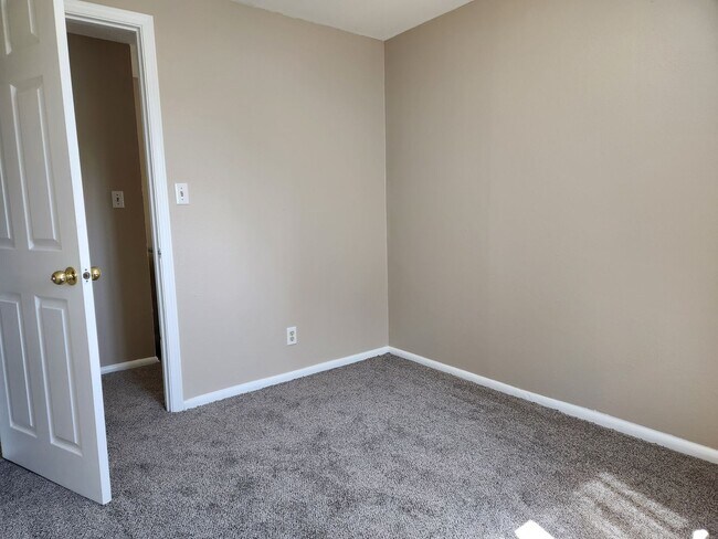 Building Photo - Spacious Lower Level Apartment Ready For R...