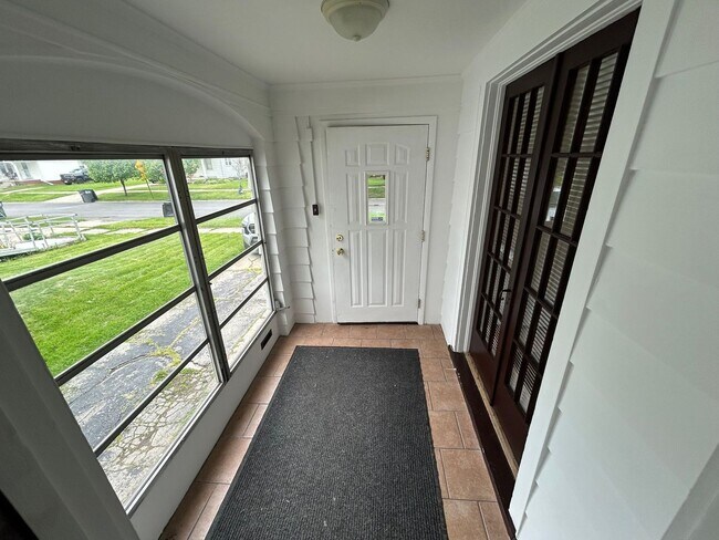Building Photo - Charming 3-Bedroom Home in Peaceful West Toledo Neighborhood