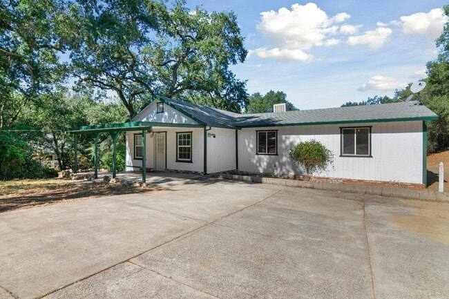 Building Photo - 5561 Thompson Hill Rd