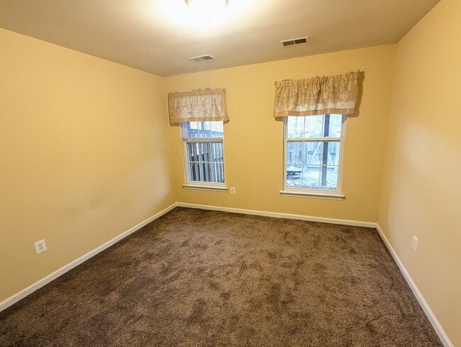 Building Photo - Townhouse in Spring Ridge community - OAKDALE school district - available before the holidays!