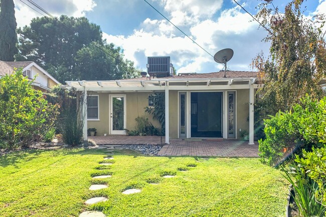 Building Photo - Beautiful 3b2b Home with Private Fenced Ya...