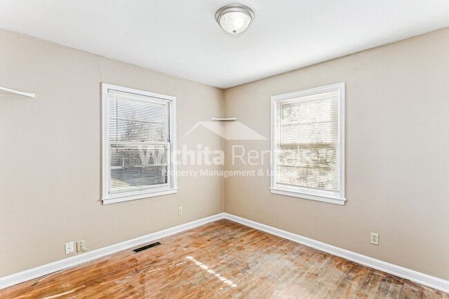 Building Photo - Move-In ready 2 bed/ 1bath + 1 car garage