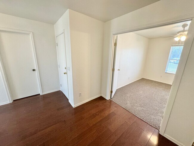 Building Photo - 4 Bedroom 3 Bathroom Home in Surprise! Has Loft & Additional Office/Den!