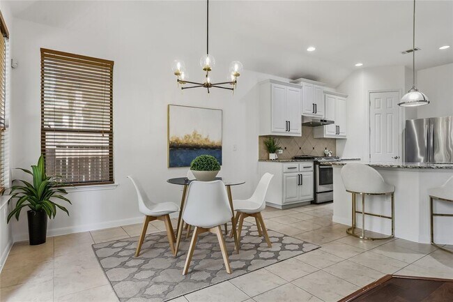 Building Photo - 5501 Allamanda Dr