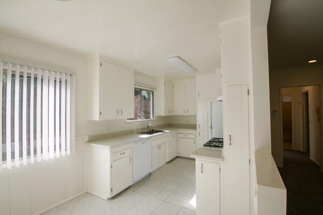 Building Photo - 11033 Fruitland Dr