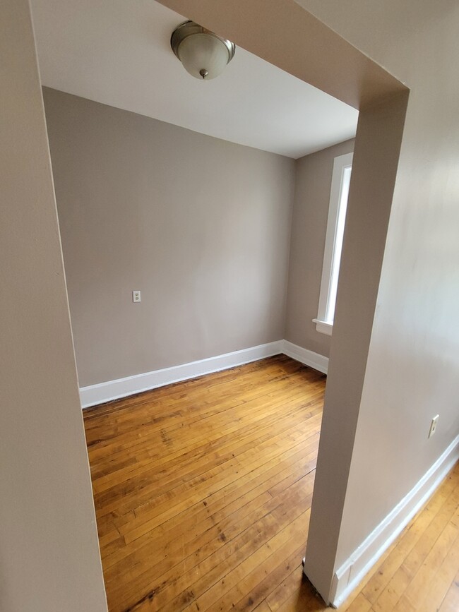 Building Photo - 1340 W 18th Pl