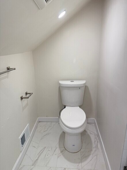 Building Photo - 19 Nichols St