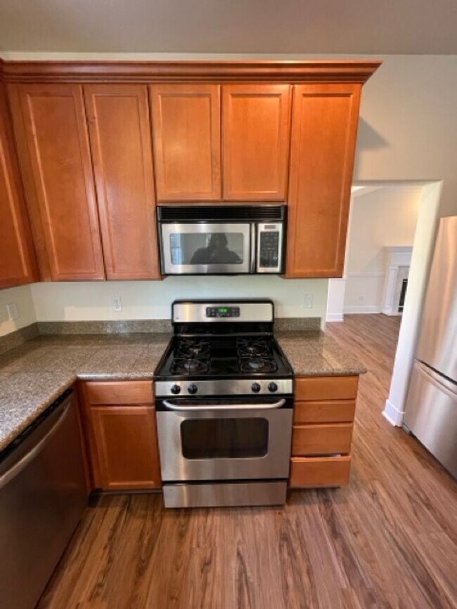 Building Photo - Extremely Spacious 5BD/3BTH Home For Lease...