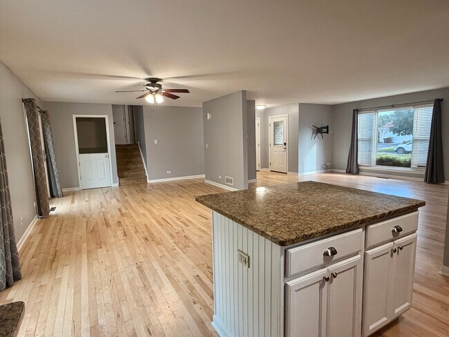 Building Photo - 700 Woodbine Ln