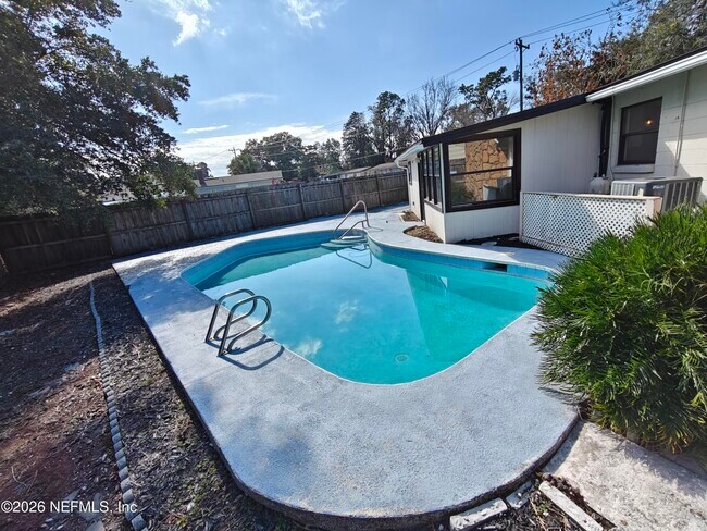 Building Photo - 588 Madeira Dr