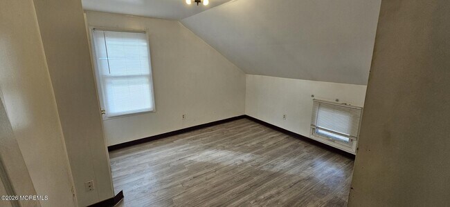 Building Photo - 402 W Green St