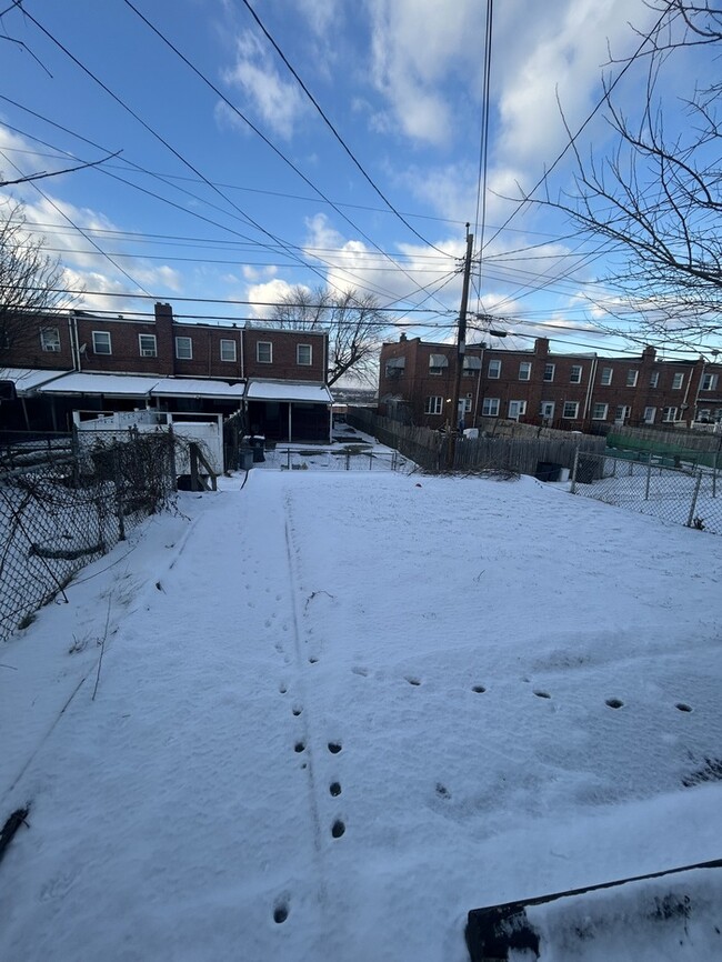 Building Photo - 3 Bedroom SemiDetached home