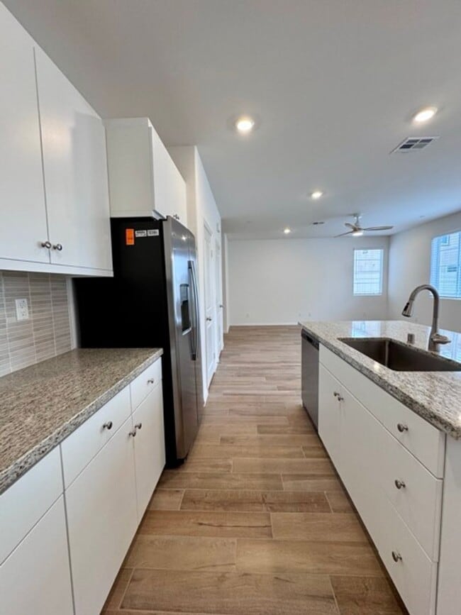 Building Photo - Welcome to Your Brand New 3 Bedroom Solar Home in the Gated Willow Springs Community of Murrieta!