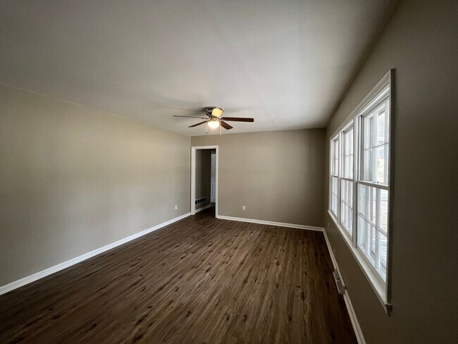 Building Photo - 4 Bedrooms, 1 Bathroom - Home in West Rome!