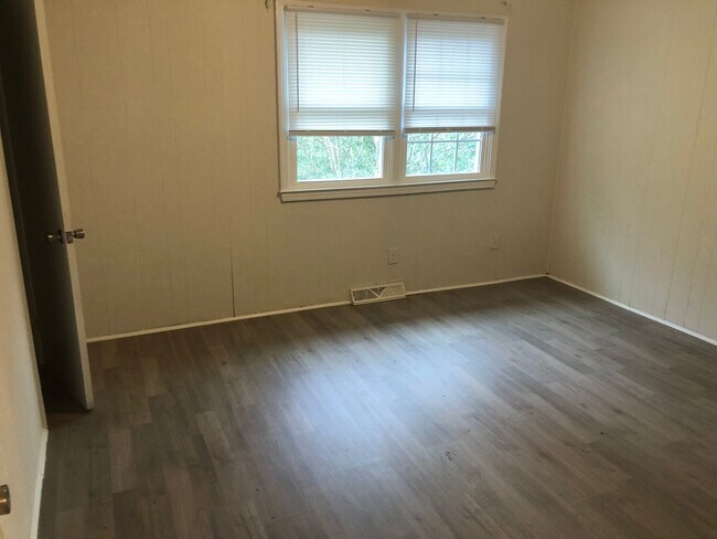 Building Photo - Azalea Apartments