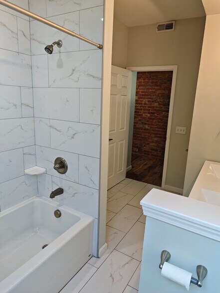 Fully tiled RestRoom, large tub - 836 York St