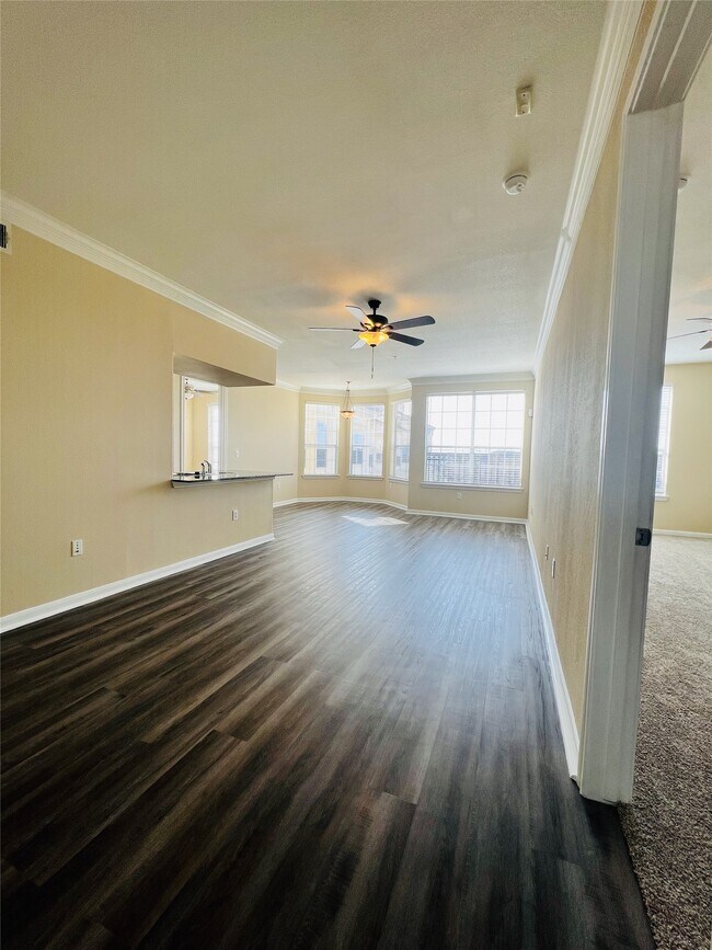 Building Photo - 7575 Kirby Dr