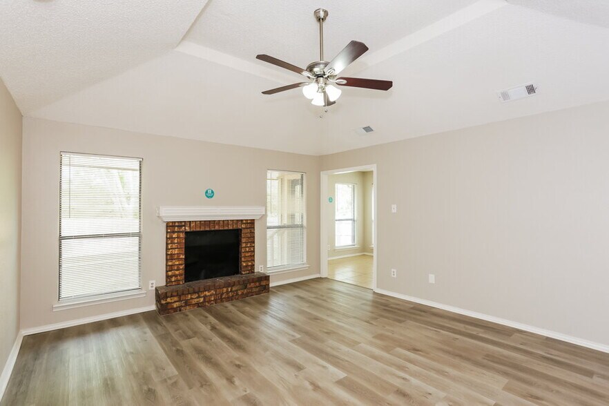 Building Photo - 2110 Mesa Wood Dr