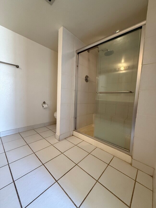 Building Photo - Town Home For Rent