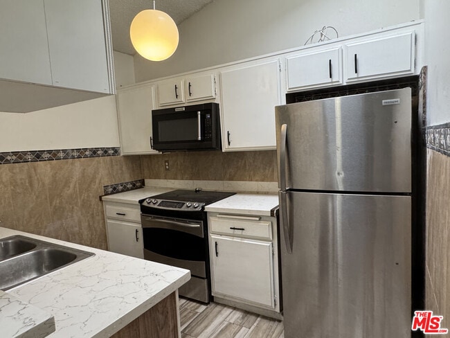 Building Photo - 18433 Hatteras St