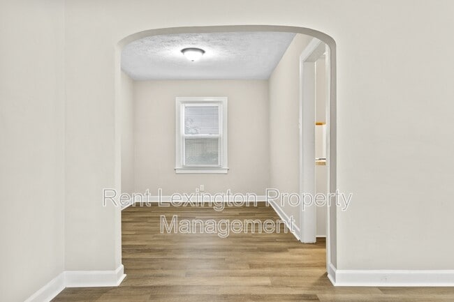 Building Photo - 864 Meadow Ln