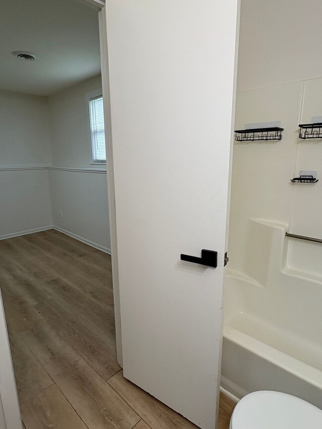 Building Photo - Delightful 2 Bedroom Bungalow Home-317 Woods