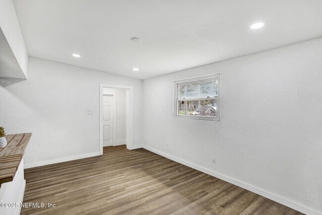 Building Photo - 1714 Brookview Dr S