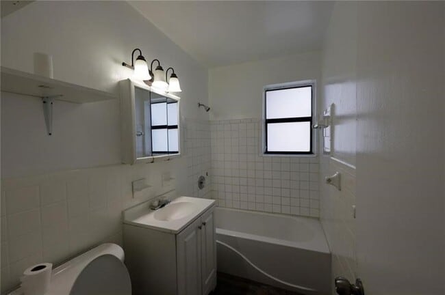 Building Photo - 122 SW 24th Ave