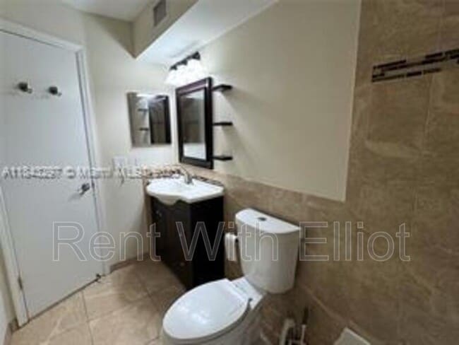 Building Photo - 2926 S University Dr