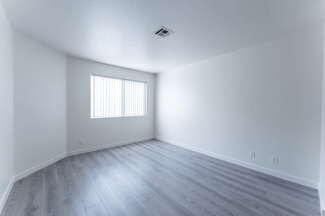 Building Photo - 5064 S Rainbow Blvd