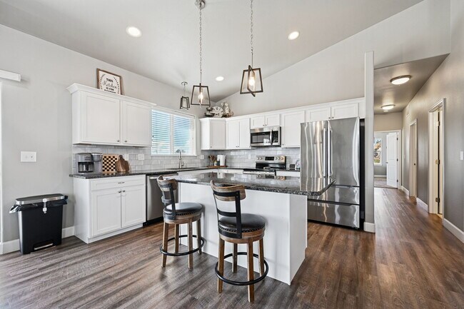 Building Photo - 1140 E Dove Creek Dr