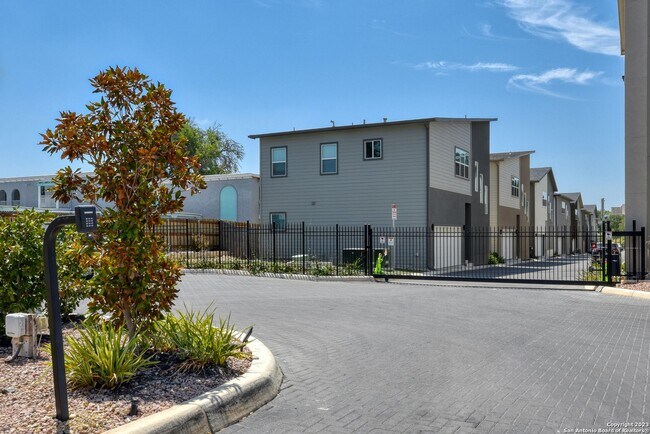 Building Photo - 1618 W Lawndale Dr