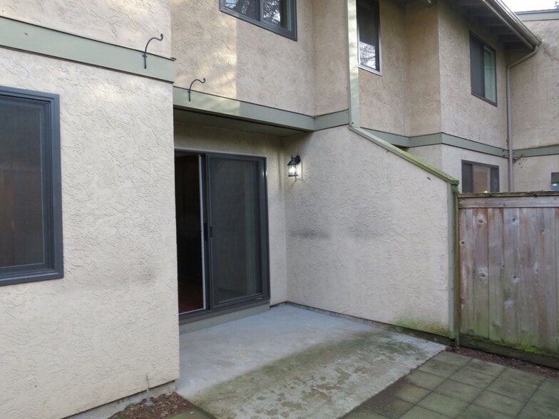Building Photo - Juanita Townhome in Westwood Village ** 2bed/1.5 bath corner unit with Nice Private Backyard  $21...