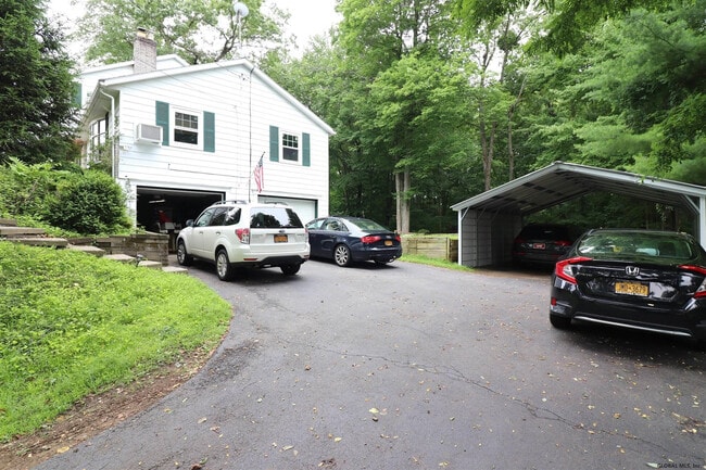 Building Photo - 8 Sweet Brier Dr