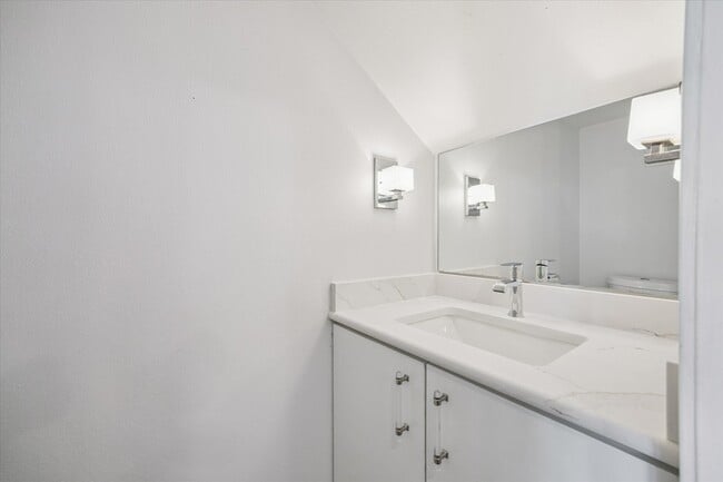 Building Photo - 671 N Post Oak Ln