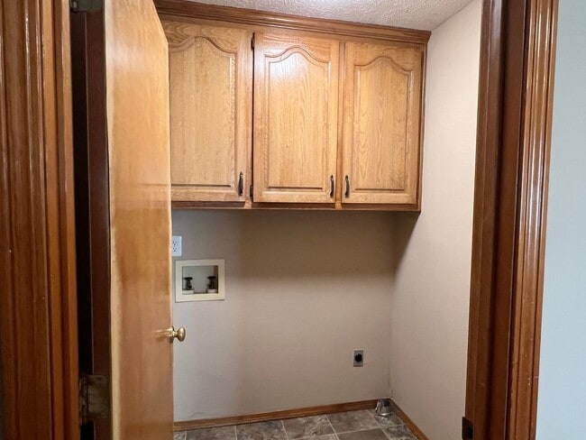 Building Photo - 3 Bedroom with Large Covered Deck in southwest Springfield