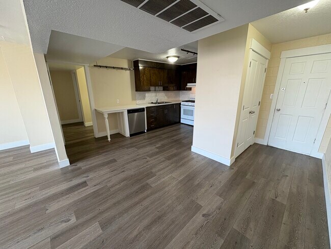 Building Photo - Parkway Villa