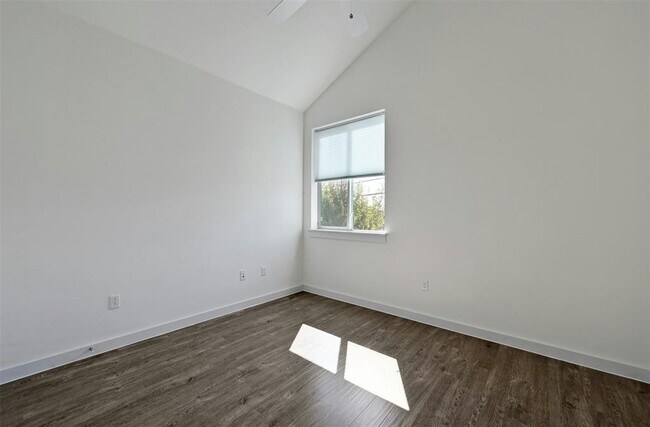 Building Photo - 801 N Bluff Dr
