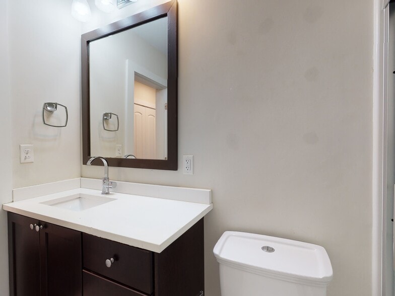 Building Photo - 839 Parker St