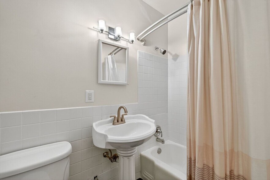 Bedroom Bathroom - 4000 Tunlaw Rd NW