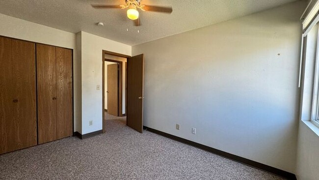 Building Photo - $1,260 | 3 Bedroom, 1 Bathroom Apartment |...